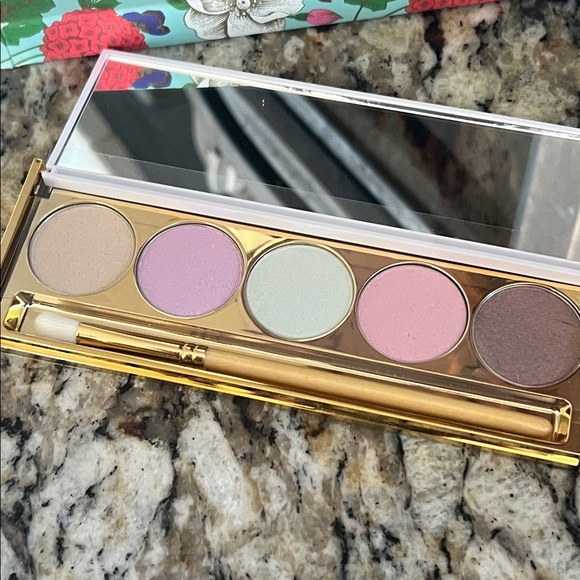 ⚡️💕WINKY LUX Macaron Eyeshadow Palette - Picture 3 of 7